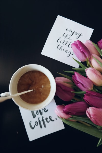 喜欢咖啡，在一杯咖啡旁边写着“享受小东西”。